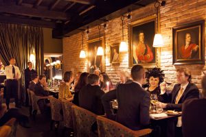 DITE “BUON APPETITO” PRIMA DI MANGIARE O “CIN CIN” ALZANDO I CALICI? ALLORA PER VOI IL BON TON A TAVOLA È UNO SCONOSCIUTO COME PER MOLTI ITALIANI. COSÌ IL SONDAGGIO DAL DISASTROSO RISULTATO DELL’ACCADEMIA ITALIANA GALATEO. ECCO GLI ERRORI PIÙ COMUNI