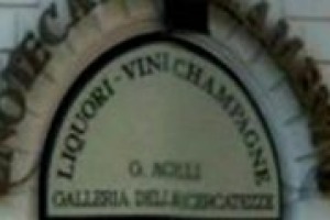 Ai microfoni di WineNews, Cinzia Achilli e Daniele Tagliaferri, dell’enoteca ‘‘Achilli al Parlamento’’, di fronte ai palazzi del potere di Roma, con i quali abbiamo indagato il rapporto dei politici italiani con le produzioni enologiche del Belpaese