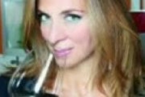 La vigilia di Natale è alle porte, i preparativi per la cena fervono, ma che bottiglie porteremo a tavola? A guidare le scelte dei wine lovers, con un occhio al portafogli, i consigli della sommelier più famosa del piccolo schermo, Adua Villa