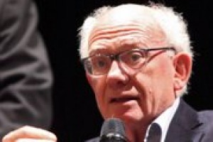 “Veronelli lascia un’eredità immensa. Se i produttori di vino, a 10 anni dalla morte, lo ricordano con una mostra alla Triennale, questa è più di un’eredità”. Alberto Capatti, storico della cucina, co-curatore della mostra alla Triennale di Milano