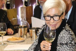 ‘‘Il vino, come la moda, è pronto a fare quel salto di qualità che gli permetterà di superare la Francia nel mondo. Senza mai dimenticarci di tutelare l’aspetto dell’artigianalità’’. A WineNews, la stilista Anna Fendi