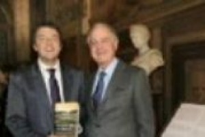 Un libro, ‘‘Il profumo del Chianti’’, che diventa momento di riflessione sui ritmi della vita, dell’agricoltura, del commercio, della produzione di un vino. Ne abbiamo parlato con l’autore, Piero Antinori, alla guida della storica cantina di famiglia