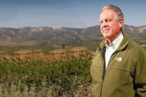 “Bene gli investimenti stranieri nei territori, ma con il presidio dei produttori storici. Il paesaggio toscano è un asset strategico per le aziende. E la lezione di Tachis e Veronelli fondamentale”. Così, a WineNews, Piero Antinori