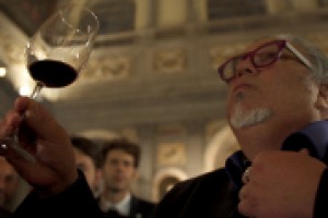 “Una commedia per raccontare il vino italiano nel mondo, soprattutto ai giovani”: ecco l’obiettivo di “The Duel of Wine” secondo Charlie Arturaola, sommelier protagonista del film con tanti personaggi del mondo di Bacco, che si svelerà a Venezia