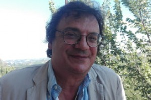 “L’emozione che ci danno vino e cibo ha una caratteristica ineffabile, è qualcosa che sentiamo e facciamo fatica a verbalizzare. Dobbiamo inventare un linguaggio per parlarne”. A WineNews, Stefano Bartezzaghi, scrittore, giornalista e cruciverbista “L’emozione che ci danno vino e cibo ha una caratteristica ineffabile, è qualcosa che sentiamo e facciamo fatica a verbalizzare. Dobbiamo inventare un linguaggio per parlarne”. A WineNews, Stefano Bartezzaghi, scrittore, giornalista e cruciverbista
