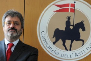 Un Asti Docg “secco”, da affiancare al tradizionale dolce, per andare incontro al mercato, aumentare la capacità espressiva del Moscato nel territorio e ridare reddito ai viticoltori: parla il direttore del Consorzio dell’Asti Docg Giorgio Bosticco