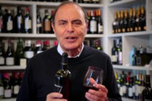 “L’Italia del vino è nata con Sassicaia e Tignanello, poi il metanolo è servito per morire e rinascere ancora. Oggi abbiamo tanti enologi che fanno i vini fantastici, dobbiamo raccontarlo al mondo”. Così il giornalista-produttore Bruno Vespa