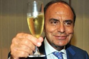 Il Primitivo di Bruno Vespa nel mirino della microcriminalità: a Lizzano, nel territorio di Manduria, tagliati 70 ceppi. Il conduttore di “Porta a Porta” a WineNews: “mafiosetti locali, ma con me cascano male, non cederò né pressioni né a ricatti”