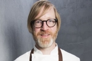 “Abbiamo deciso principalmente di non avere una carta dei vini, perché se apri un ristorante a New York, devi fare qualcosa di unico, per non essere uno dei tanti”. A dirlo Daniel Burns, chef del Luksus, ristorante stellato “Bacco free”