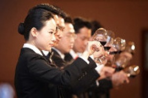 Vino da bere e da “guardare” per essere conosciuto meglio all’estero: la Toscana, per Expo2015, ospiterà 100 sommelier cinesi per far conoscere loro anche i territori di produzione. Così a WineNews Silvia Burzagli, vice direttore Toscana Promozione