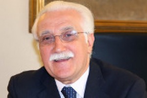 “Il vino non è una bevanda, ma un alimento, ed è giusto che chi ha una grande cultura enologica non ci rinunci neanche durante la dieta”. A WineNews, il nutrizionista più famoso del piccolo schermo, Giorgio Calabrese