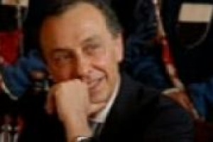 Tra degustazioni, eventi, guide e mass media, il vino è sempre di più argomento amato dagli italiani. Eppure, paradossalmente, se ne parla sempre di più ma se ne beve sempre di meno. Il parere di Fabio Carlesi, segretario di Enoteca Italiana