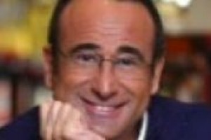 Tra le schiere di personaggi famosi affascinati dal vino c’è anche Carlo Conti, celebre presentatore e fresco sommelier onorario dell’Ais. Da uomo di spettacolo, come si può ritrovare un approccio più semplice e quotidiano con il nettare di Bacco?