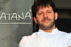 “Sostenibilità e rispetto danno vita alla credibilità del proprio lavoro, aspetto fondamentale per chi fa ristorazione”: così Cesare Battisti del Ratanà di Milano, simbolo della trattoria moderna. “Si parte da piccoli gesti, come non sprecare acqua”