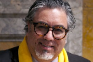 Voci dal backstage: a tu per tu con Charlie Arturaola, nelle riprese di “The Duel of Wine” nel Salone dei 500 a Firenze. “Una storia di mistero, teatro e passione per rendere il vino più accessibile a tutti. E con tanti importanti territori d’Italia”