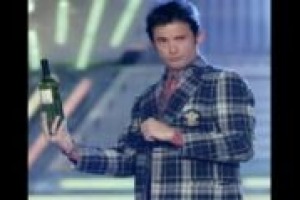 Tra un Cannonau d'Olanda e un Franciacorta di Parigi ... Chicco d'Oliva, il sommelier-comico di Colorado Cafè Live brinda a Bacco con un calice colmo di ironia