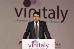 I passaggi cruciali del discorso del Presidente del Consiglio Matteo Renzi a Vinitaly: l’importanza del vino, l’expo, l’Europa, l’obiettivo dei 7,5 miliardi di euro di export nel 2020, e la voglia di ‘‘ascoltare il settore per stargli vicino’’