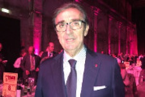 Riconfermato alla co-presidenza dell’Union Internationale des Oenologues, a WineNews, Riccardo Cotarella: dal ruolo dell’enologo alle certificazioni del vino, dalla collaborazione con Federvini ai dubbi sul suo futuro alla guida di Assoenologi