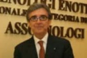Maggiore apertura e confronto con le esperienze enologiche del mondo, tanto dell’associazione che degli enologi, ‘‘una delle professioni che è cambiata di più’’ e una comunicazione più unita del sistema vino: ecco le linee guida di Riccardo Cotarella