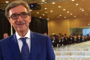 “La nostra cultura deve crescere, nella nostra materia ma anche in comunicazione e marketing, perché siamo noi che dobbiamo raccontare il vino e farlo diventare interessante per il pubblico”: così il presidente degli enologi Riccardo Cotarella