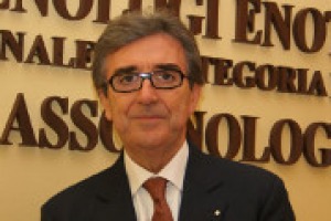 Naturalità del vino, nuove generazioni nella filiera, innovazione, ricerca e scienza ma anche concentrazioni proprietarie e differenze di performance tra territori: Riccardo Cotarella, presidente Assoenologi, a tutto campo sul mondo del vino italiano