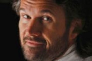 Lo stato di salute dell’alta ristorazione italiana, le criticità del settore, l’incontro tra cucina e televisione ed il ruolo del vino sulle tavole. Ne abbiamo parlato con Carlo Cracco, protagonista in tv con Masterchef e, presto, con Hell’s Kitchen