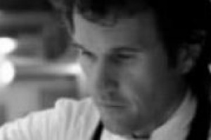 ‘‘Il vino è come un grande piatto, si può anche bere da solo, è uno degli elementi necessari per sedersi a tavola. Ma bisogna essere aperti anche ad altri abbinamenti con il cibo.’’ Così Carlo Cracco, uno degli chef italiani più apprezzati nel mondo