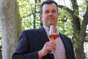 La difficile annata 2014 costringe i produttori del Chiaretto a puntare su vini dalle caratteristiche tutte nuove: colori molto tenui e profumi che ricordano quasi un bianco. A WineNews, il presidente del Consorzio del Bardolino, Franco Cristoforetti