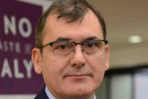 “Più Vinitaly nel mondo e più mondo a Vinitaly, fiera del vino italiano, ma che in un mercato globale deve aprirsi anche ad altri Paesi. Marchio aperto a investitori esterni? Non possiamo rimanere fermi”. Così Maurizio Danese, presidente Veronafiere