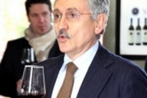 “Il vino italiano è un prodotto che sta nel mercato mondiale. Dobbiamo vincere la sfida della qualità. Grazie al ritorno in campagna dei giovani che hanno portato competenze in vigna, siamo diventati produttori di vino buono”. Così Massimo D’Alema