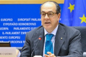 “Aspettiamo che il Commissario Hogan passi dalle parole ai fatti, noi come Italia vogliamo che non cambino le regole Ue sull’utilizzo del nome dei vitigni identitari, e anche Francia e Germania ci appoggiano”. Così a WineNews Paolo De Castro