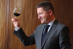 La più importante fiera francese del vino, Vinexpo, sarà protagonista ad Hong Kong, dal 24 al 26 maggio nel 2016. Con l’Italia Paese d’onore. “Perchè vogliamo sostenerla nella sua promozione”: così a WineNews il dg Vinexpo Guillame Deglise