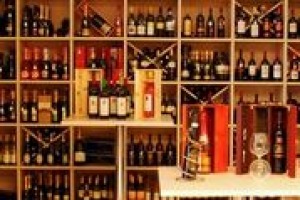 L’ago della bilancia delle vendite di vino in enoteca in questa estate è la presenza turistica: le città di mare mantengono le vendite costanti, all’interno vedono un calo. C’è chi ricorre a scontistiche, e chi affronta agosto con un po’ di rammarico