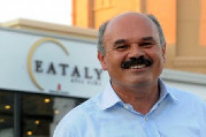 “I francesi che ci inseguono nel food a New York imitando Eataly, le sbronze con Bastianich e Batali, l’apertura in Cina da fare assolutamente, credo dopo il 2017”: così Oscar Farinetti a WineNews, nel Simposio dei Masters of Wine a Firenze