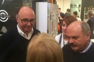 “Dobbiamo superare le diversità regionali ed andare ad affrontare il mondo tutti insieme. Agroalimentare italiano e turismo sono la leva che può risollevare l’Italia”. L’incontro tra Renzi e alcuni big del wine&food italiano, raccontato da Farinetti