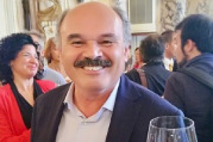 “Il mondo del vino deve puntare a crescere sia nei volumi che nei prezzi medi. Ci vorrebbe un Ministro del vino, un personaggio di spessore, come Gaja o Antinori, per fare un salto di qualità e battere i francesi”. A WineNews, Oscar Farinetti