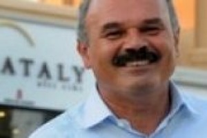 ‘‘Io sono già fuori dalla direzione operativa di Eataly, faccio solo il chairman, il “rompiballe”, ma ci sono i miei figli e persone più capaci di me al timone. Eataly ha un grande futuro soprattutto all’estero’’: così a WineNews Oscar Farinett