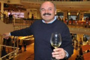 “La crisi sta finendo, l’economia riparte, il mercato mondiale del vino che vale oggi 60 miliardi di euro raddoppierà, c’è tutto per guardare al futuro con ottimismo”. Così Oscar Farinetti. “Abbiamo i Consorzi nei territori, usiamoli bene”