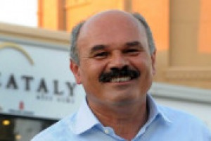 “Dobbiamo copiare dai francesi, perché sono i più bravi, pensare più a lavorare e meno alla politica inutile. Con Job Acts Eataly risparmia 2 milioni, con cui assumeremo altre 200 persone, con nuove aperture”. A WineNews le parole di Oscar Farinetti