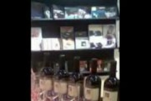 Parlando di vino ed editoria con Alberto Rollo, direttore letterario della casa editrice Feltrinelli. ‘Letteratura e calice per la ricerca del piacere’. E perchè no, una guida firmata Feltrinelli ...