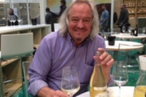 Una brutta avventura durante un trattamento lo ha convinto ad eliminare qualsiasi intervento chimico nel vigneto. Parte di qui l'intuizione che oggi ha prodotto “Zero Infinito”, un vino trentino fuori da ogni disciplinare by Pojer e Sandri