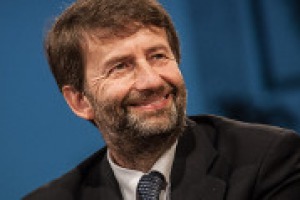 “Vino e cibo sono pezzi importanti della cultura italiana. Ecco perchè il 2018 sarà l’anno dedicato al cibo italiano. Il vino nei musei? Perchè no, se con eventi compatibili, e di alto livello”. Così il Ministro dei Beni Culturali Dario Franceschini