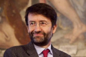 “Il vino un bene culturale dell’Italia, uno dei pezzi più importanti dell’identità e della riconoscibilità italiana, ed esempio del percorso che deve fare il Paese”. Così a WineNews il Ministro dei Beni e delle Attività Culturali Dario Franceschini