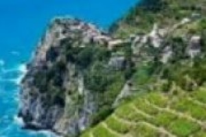 Viticoltura eroica? In realtà, 2.000 anni fa, coltivare la vite nei terreni più impervi era la vera tradizione. Ed oggi, dalle Cinque Terre alla Val d’Aosta, la viticultura estrema torna in auge: a WineNews il direttore del Cervim Gianluca Macchi