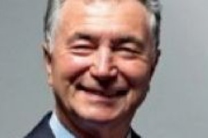 Correva il 1967, e Gianni Zonin, a 29 anni, diventava presidente dell’azienda di famiglia, oggi tra i big del vino italiano nel mondo. E ora arriva il ‘‘Lifetime Achievement Award’’ 2013 della prestigiosa rivista americana ‘‘Wine Enthusiast’’ Correva il 1967, e Gianni Zonin, a 29 anni, diventava presidente dell’azienda di famiglia, oggi tra i big del vino italiano nel mondo. E ora arriva il ‘‘Lifetime Achievement Award’’ 2013 della prestigiosa rivista americana ‘‘Wine Enthusiast’’