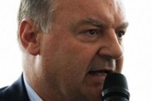 Il mondo del vino sa essere agrodolce, ma sempre più spesso (e per molti motivi) il nettare di bacco e la sua carica creativa affabulano nuovamente chi vi si separa. Come i friulani Fratelli Puiatti, di nuovo in campo con “Villa Parens”