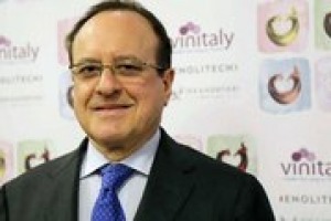 Vinitaly 2015 è alle spalle, con un bilancio nel complesso positivo, ma si guarda già alle strategie future, dal rapporto con le altre fiere (ProWein e Vinexpo) a quello con “Wine Spectator” e non solo: parla il dg Veronafiere Giovanni Mantovani