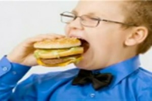 Troppo spesso lasciamo che i bambini mangino ciò che amano, senza badare alla salubrità del cibo. Abbiamo chiesto al professor Luigi Greco, ordinario di Pediatria all’Università di Napoli, come educare i piccoli al gusto per i prodotti della terra