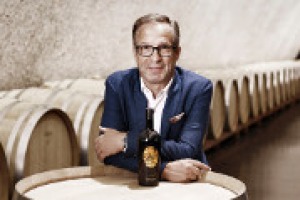 Con la sua esperienza, ha portato la cantina di San Michele Appiano, fondata nel 1907, che oggi raccoglie 340 famiglie, al vertice della viticoltura altoatesina: a WineNews, Hans Terzer, tra i protagonisti della rivoluzione qualitativa del territorio