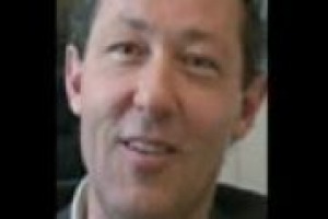 Alcol e guida? Un problema da affrontare con un giusto mix di severità anglosassone e ‘ironia’ latina. L’opinione di Antoine Hennion, sociologo francese, direttore di ricerche al Centro di Sociologia dell’innovazione di Parigi